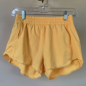 ATHLETA ORANGE HUSTLE 3” LINED RUNNING SHORT IN SIZE XS